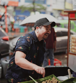 Pengunjung menikmati mie pedas