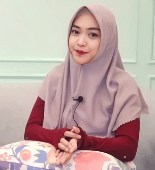 Pengunjung dengan dimsum dan minuman